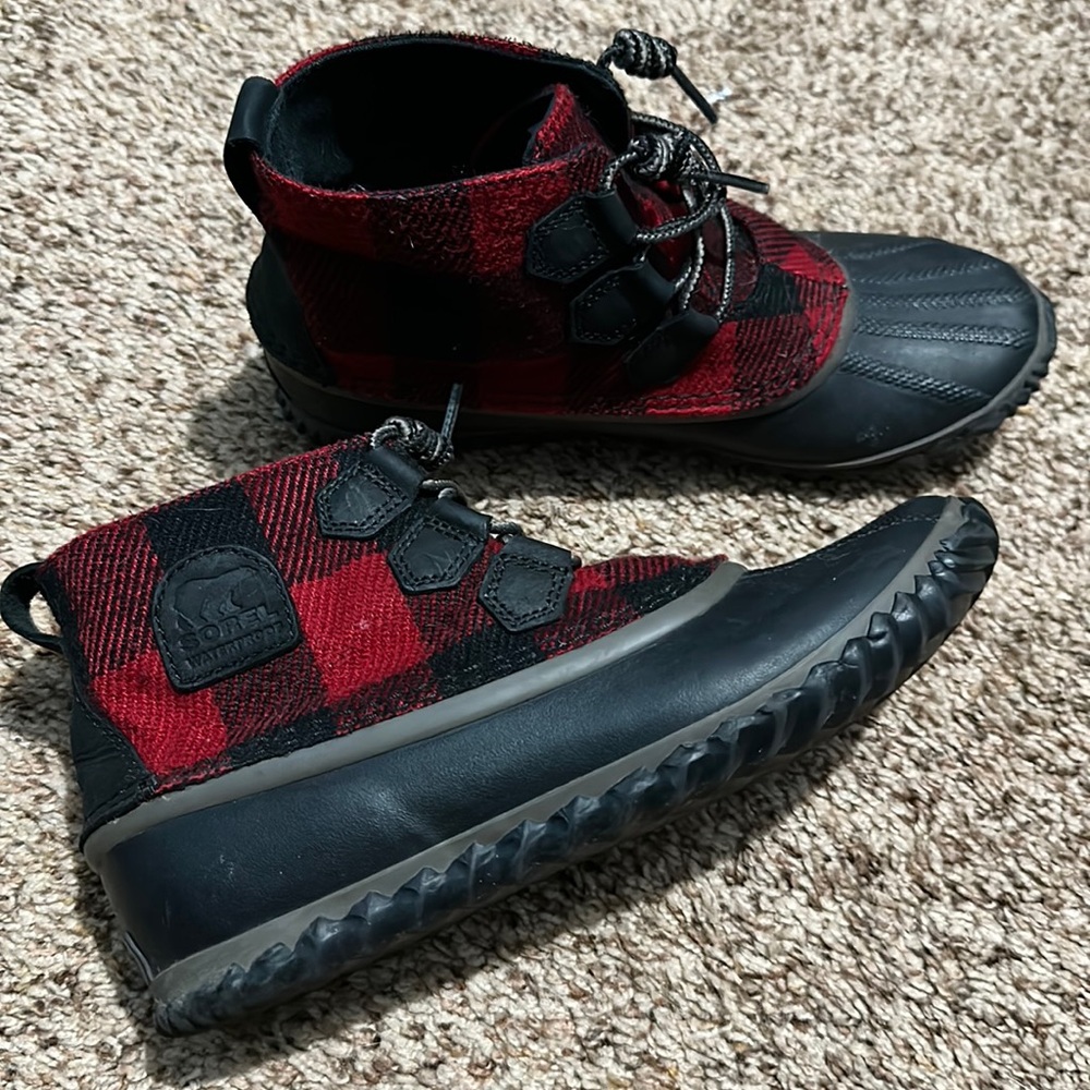 Sorel Out N About Buffalo Plaid Red Black Duck Winter Snow Boots